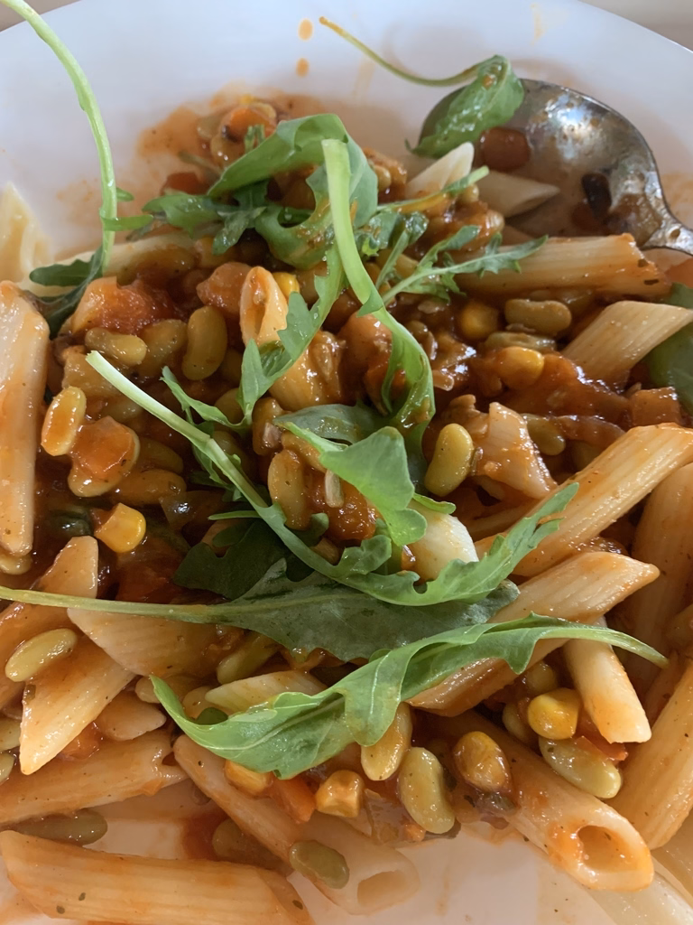 mensaVital: Pennenudeln mit Favabohnen, Paprika und Sonnenblumenkerne - Image 1