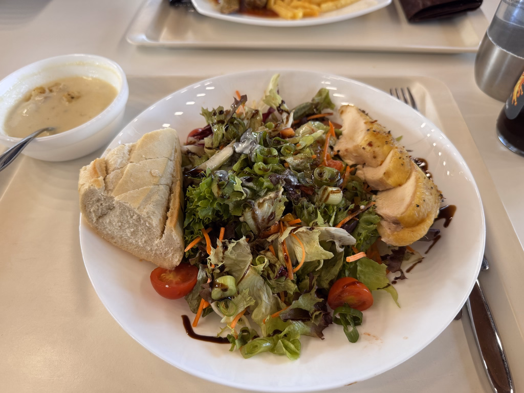 Herbstlicher Salatteller mit gegrillter Maishähnchenbrust