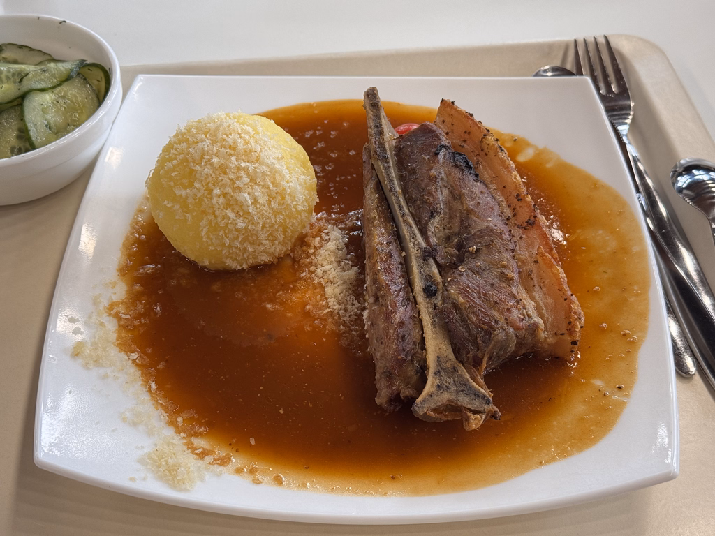 Ofenfrisches Schweineschäufele mit Biersoße - Image 1