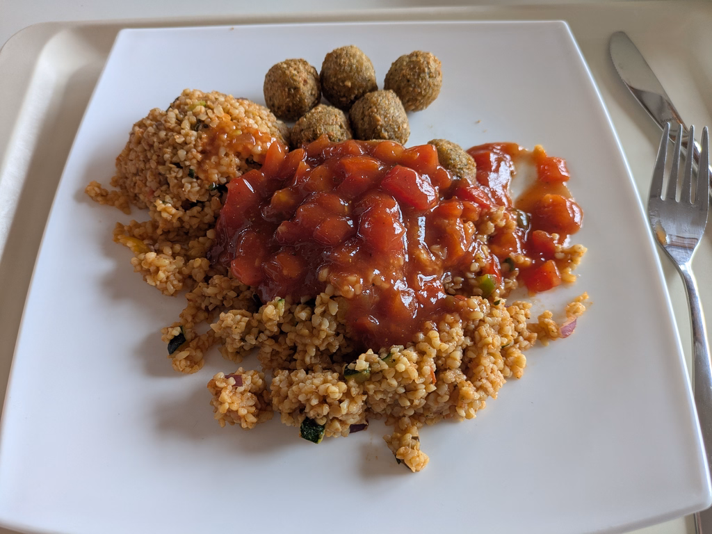 8 Stück Falafelbällchen mit Bulgursalat und Tomatensalsa - Image 1