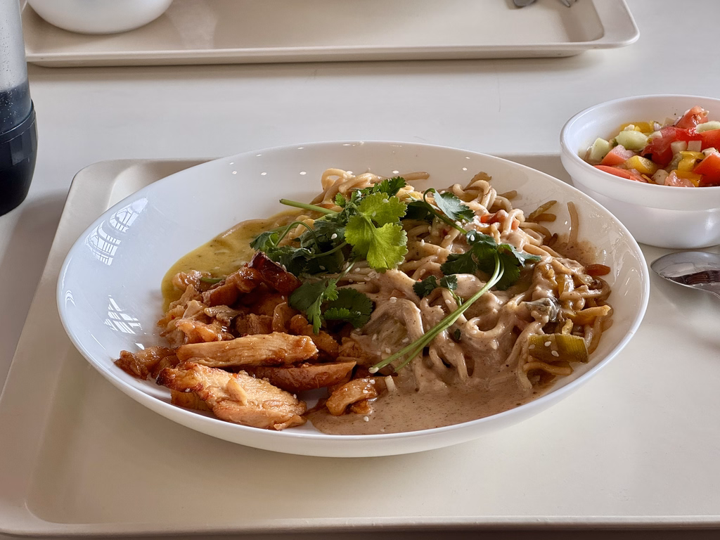 Gebratene Mie - Nudelpfanne mit frischem Gemüse und Hähnchenstreifen - Image 1