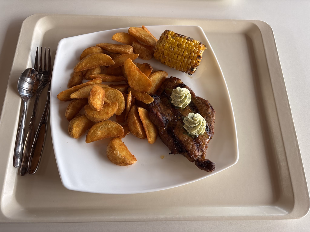 Schweinenackensteak vom Grill mit Maiskolben