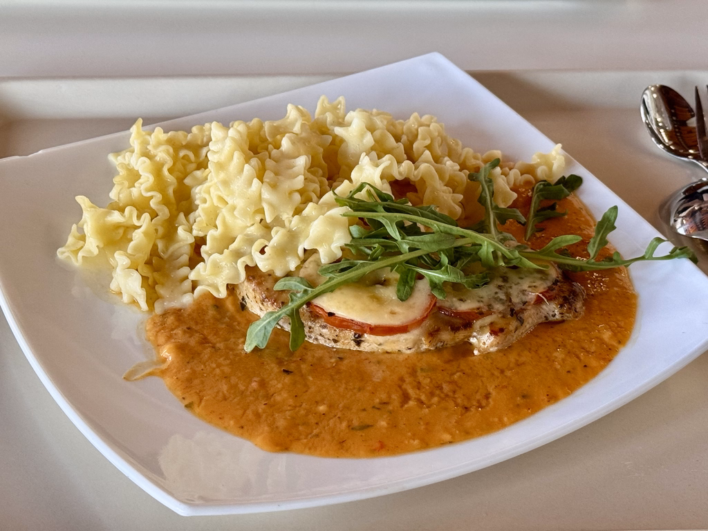 Putensteak mit Tomate und Mozzarella überbacken an Pestosoße