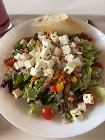 Sommerlicher Salatteller mit Hirtenkäse, Paprika, Oliven und Peperoni - Image 2
