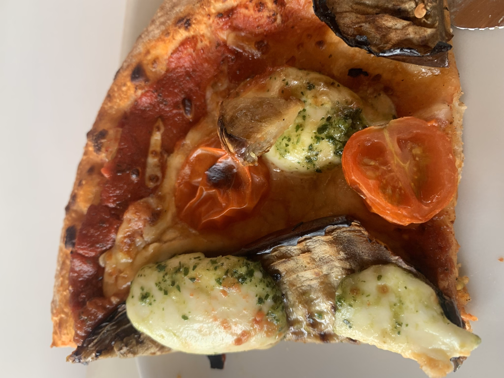 Pizza "Melanzane" mit gegrillter Aubergine, Mozzarella und Pesto - Image 1