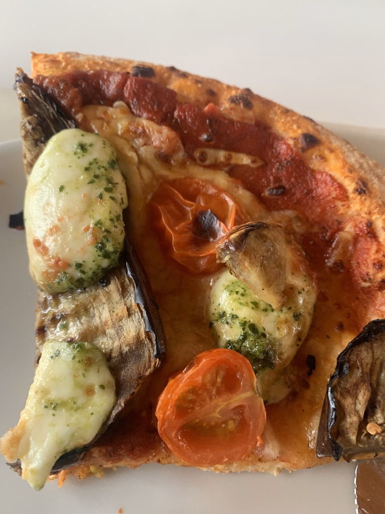 Pizza "Melanzane" mit gegrillter Aubergine, Mozzarella und Pesto