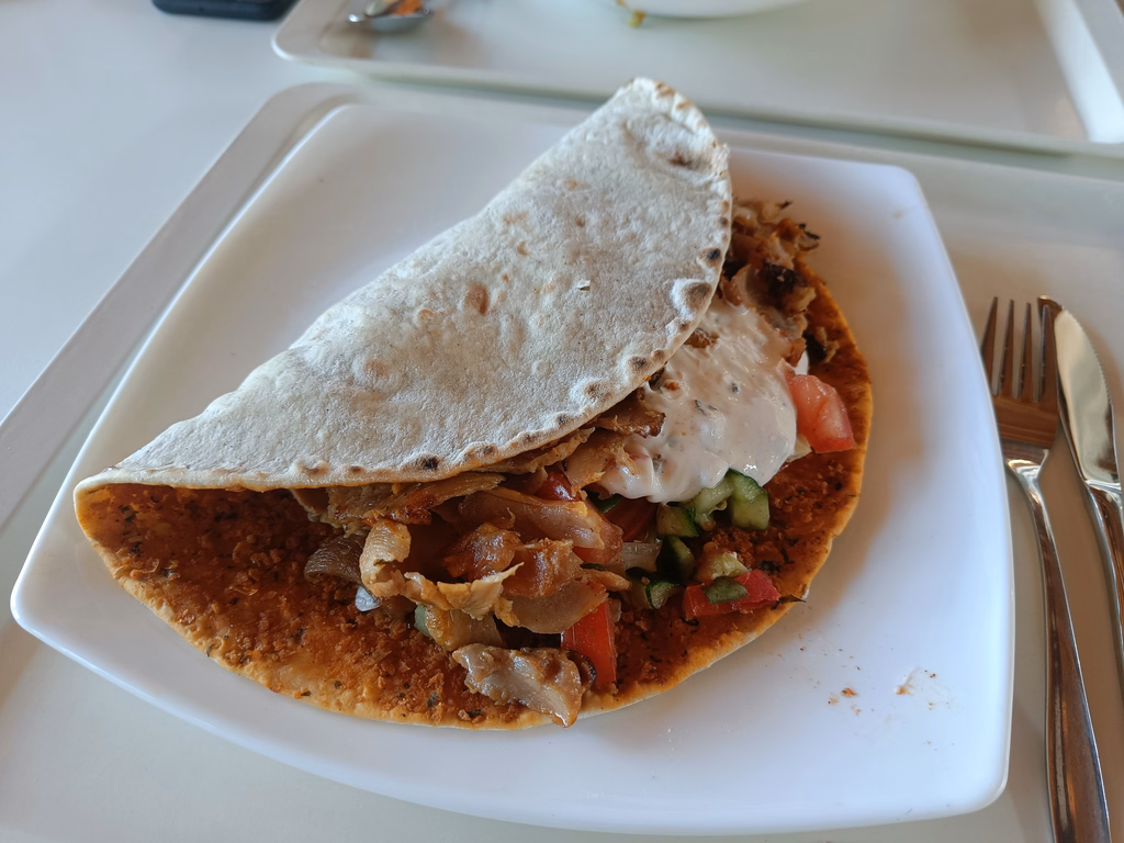 Lahmacun vom Drehspieß mit Minzjoghurt