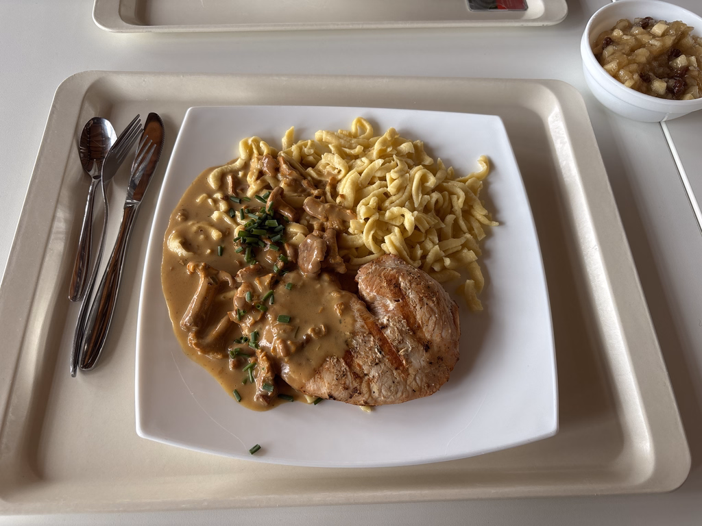 Putenbruststeak mit frischen Pfifferlingen in Kräuterrahmsoße - Image 2