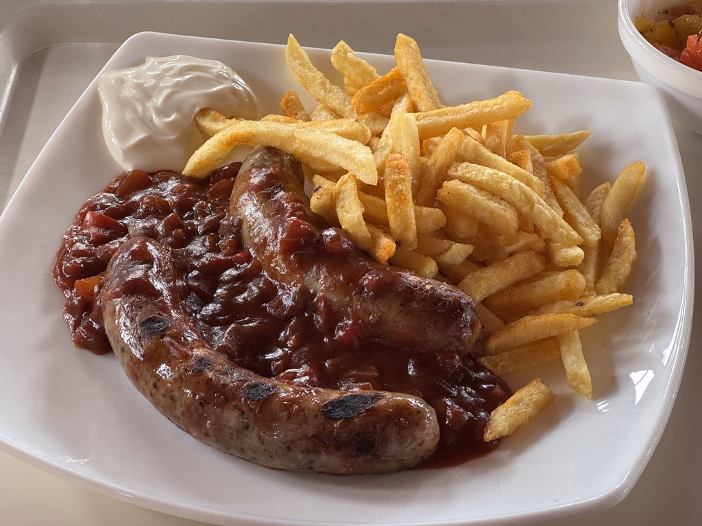 Ein Paar Bratwürste mit Schaschliksoße
