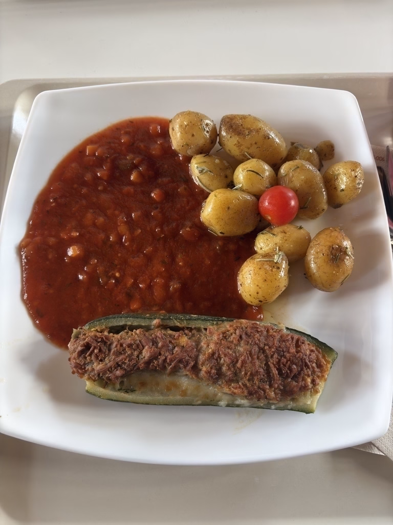 Überbackene Zucchini "mediterrane Art" mit Tomatensoße