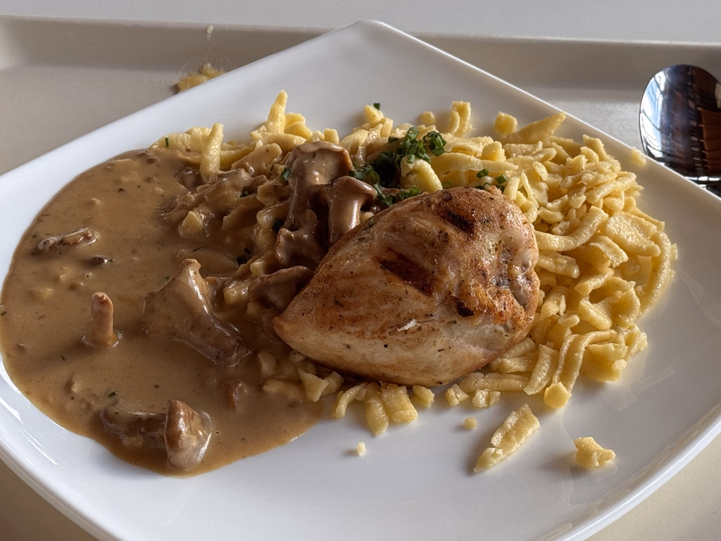 Putenbruststeak mit frischen Pfifferlingen in Kräuterrahmsoße