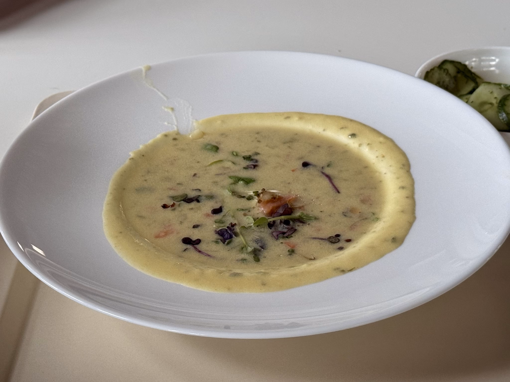 Kartoffelcremesuppe mit Räucherlachs und buntem Kressemix - Image 1