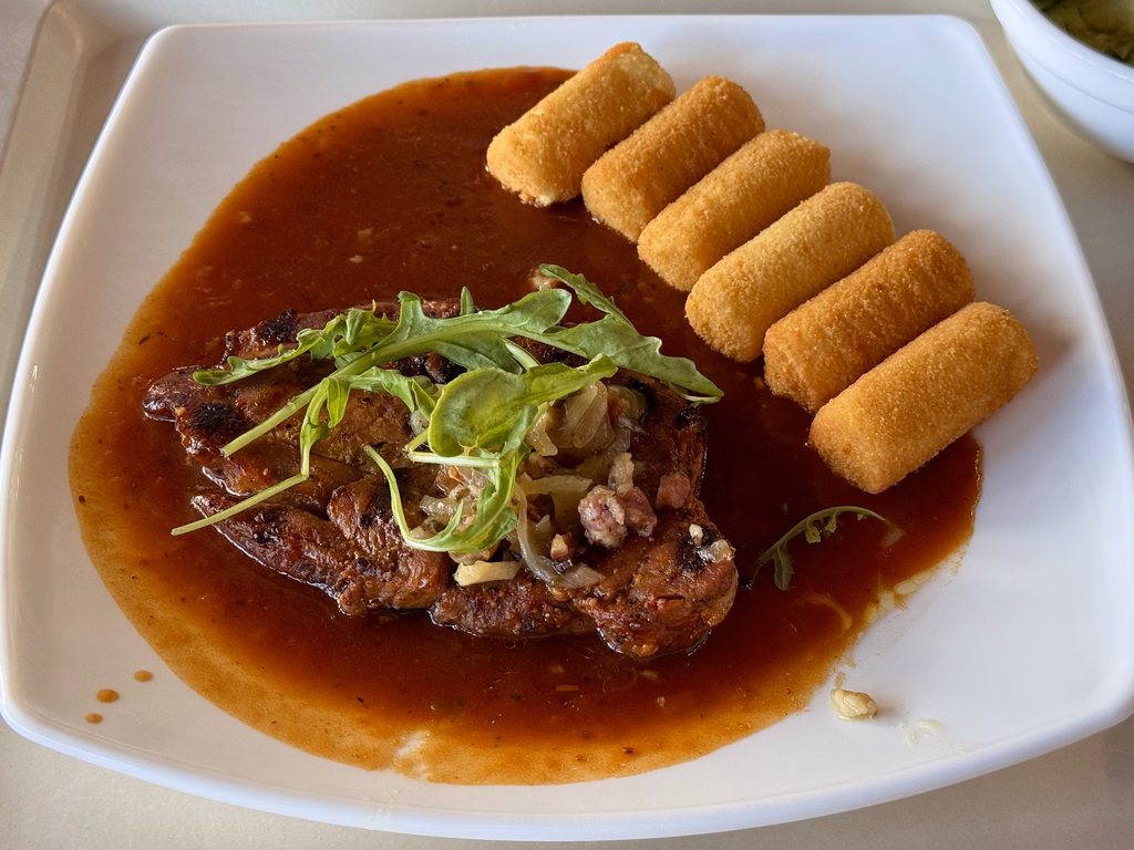 Holzfällersteak mit Speck, Zwiebeln und Champignons mit Bratensoße
