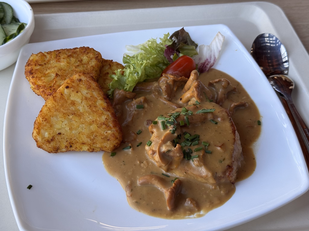 Schweinerückensteak mit frischen Pfifferlingen in Kräuterrahmsoße