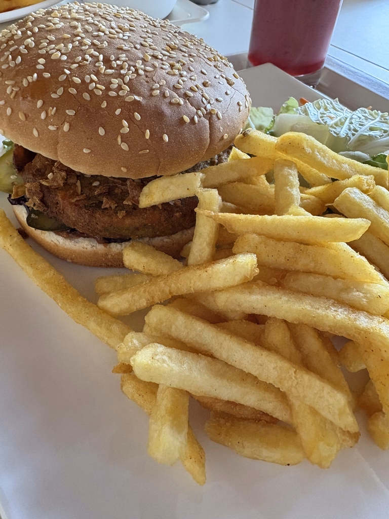Veganer Süßkartoffel - Rösti - Burger mit Salsadip