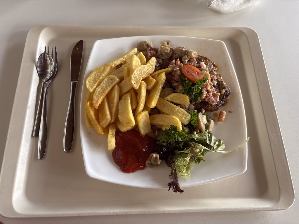 Holzfällersteak mit Speck, Zwiebeln und Champignons