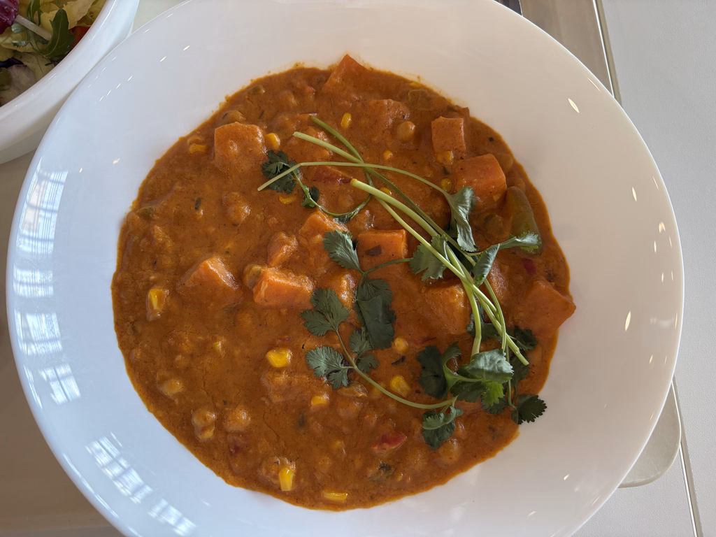 Süßkartoffel "Hot Pot" mit Gemüse und Erdnuss