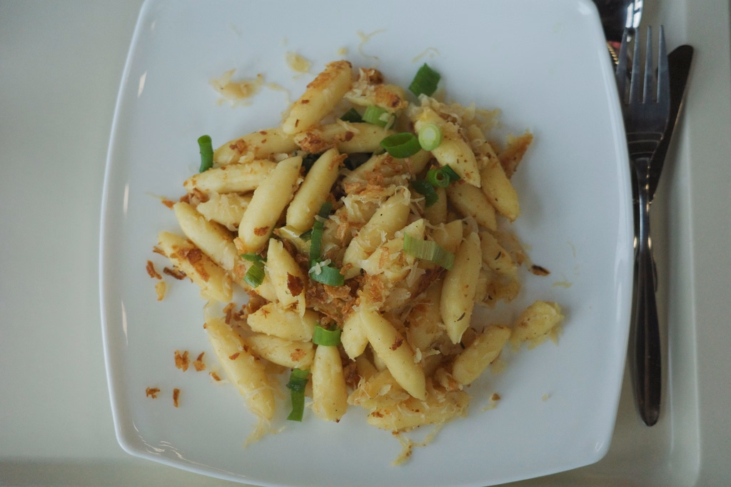 Krautschupfnudeln mit Zwiebeln - Image 1