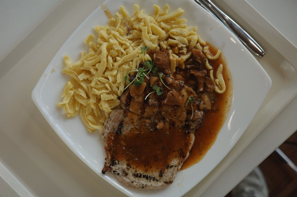 "Jägerschnitzel" Schweineschnitzel natur mit Waldpilzsoße - Image 1