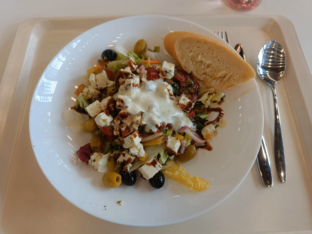 Herbstlicher Salatteller mit Hirtenkäse, Paprika, Oliven und Peperoni - Image 1