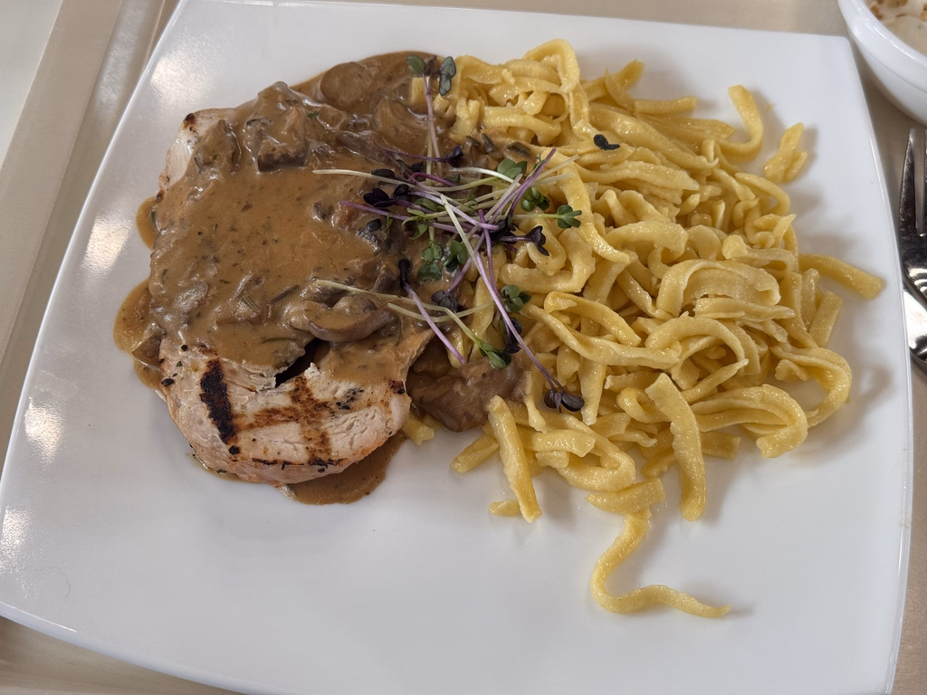 Putenbruststeak auf Ragout von Steinpilzchampignons