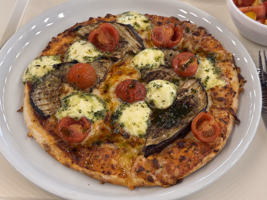 Pizza "Melanzane" mit gegrillter Aubergine, Mozzarella und Pesto