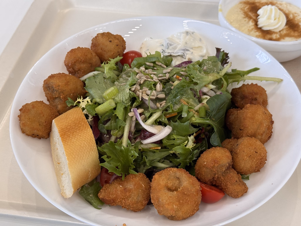 Winterlicher Salatteller mit gebackenen Champignonköpfen und Kräuterdip - Image 3