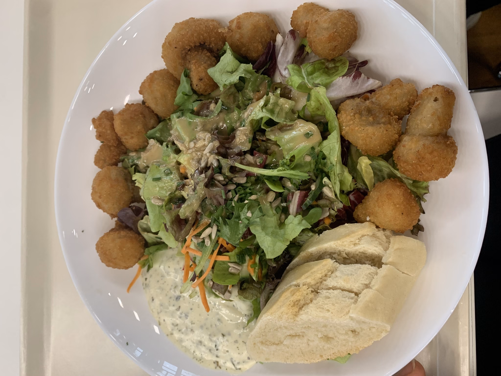 Winterlicher Salatteller mit gebackenen Champignonköpfen und Kräuterdip - Image 2