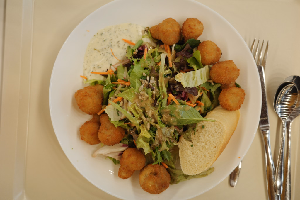 Winterlicher Salatteller mit gebackenen Champignonköpfen und Kräuterdip