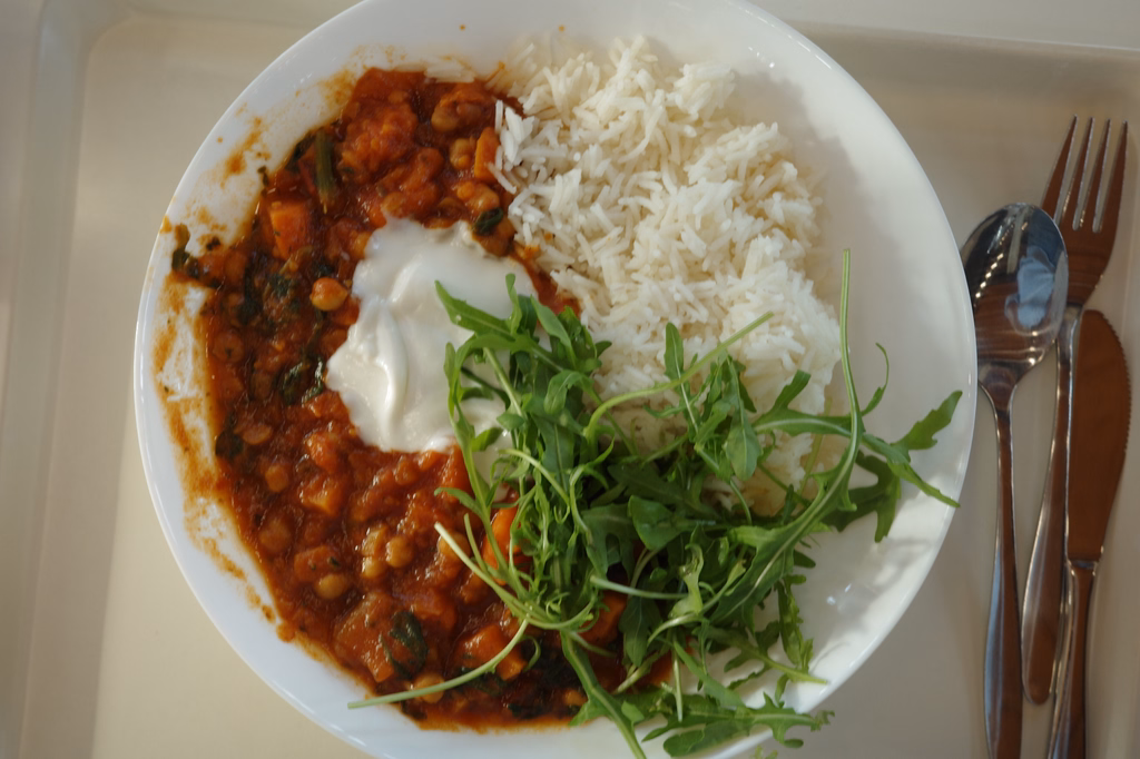 mensaVital: Süßkartoffelcurry mit Kichererbsen, Blattspinat und Reis - Image 1