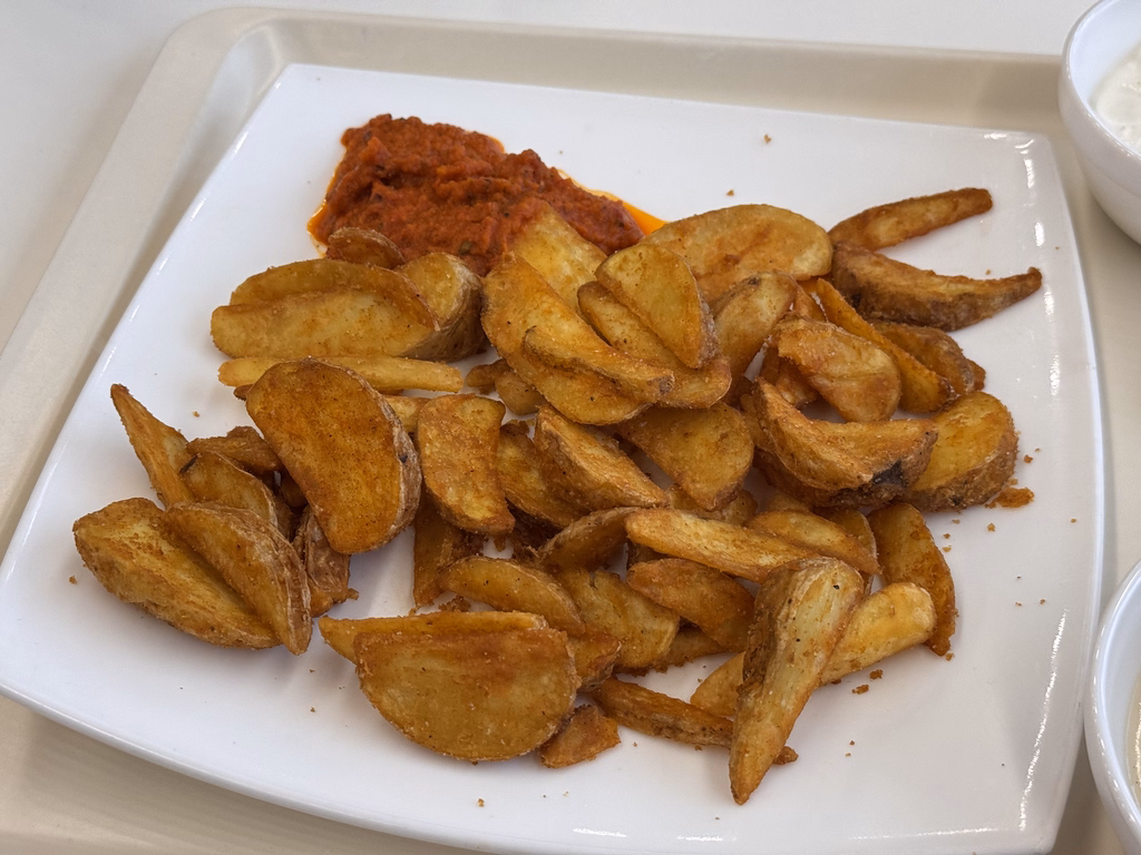 Country Wedges mit veganem Paprika - Auberginen - Dip - Image 1