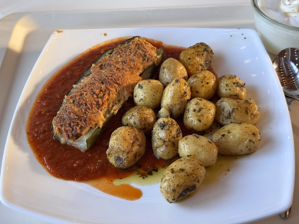 Überbackene Zucchini "mediterrane Art" mit Tomatensoße