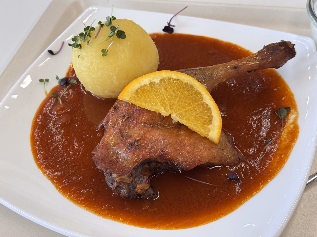 Ofenfrische Entenkeule an Orangensoße mit winterlichen Aromen