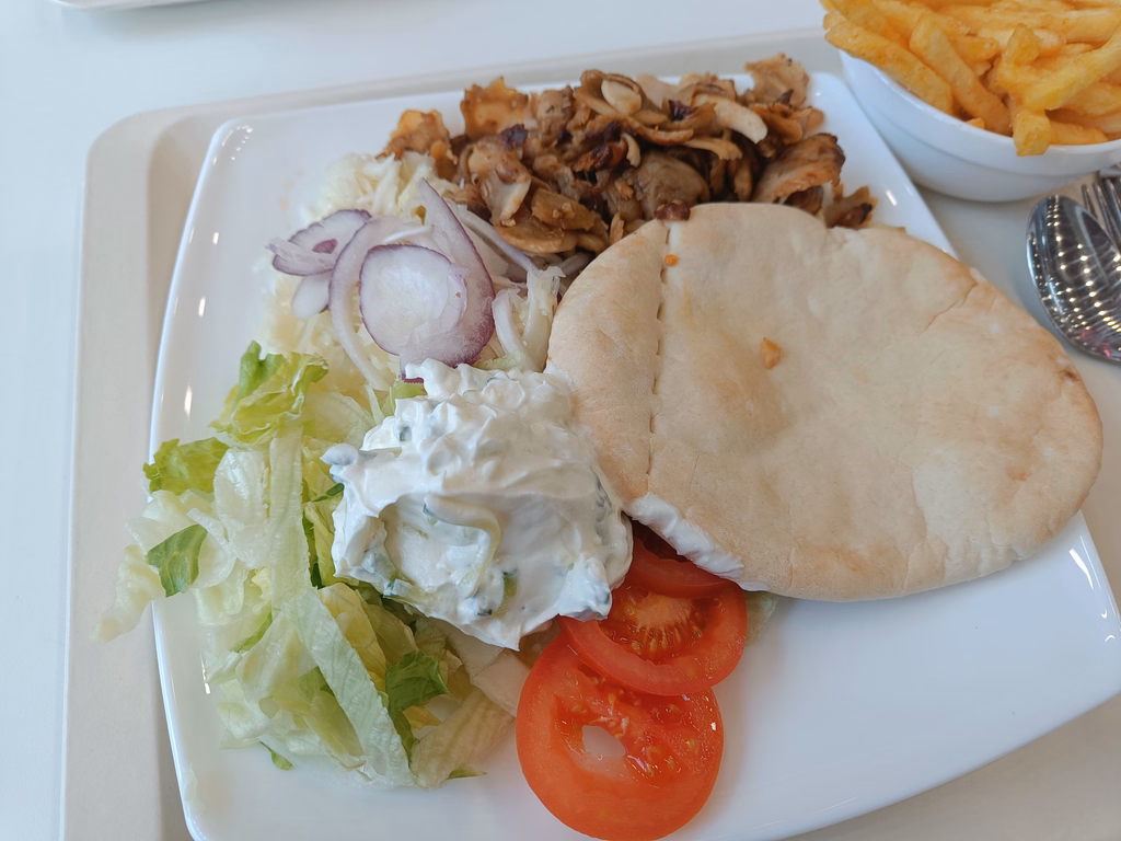 Kebabteller vom Drehspieß mit gemischtem Salat und Soße - Image 1