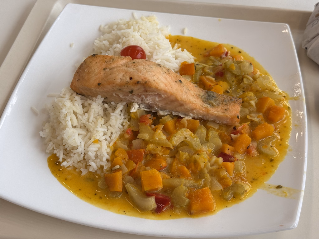 mensaVital: Kürbispfanne mit Lachs und Basmatisreis