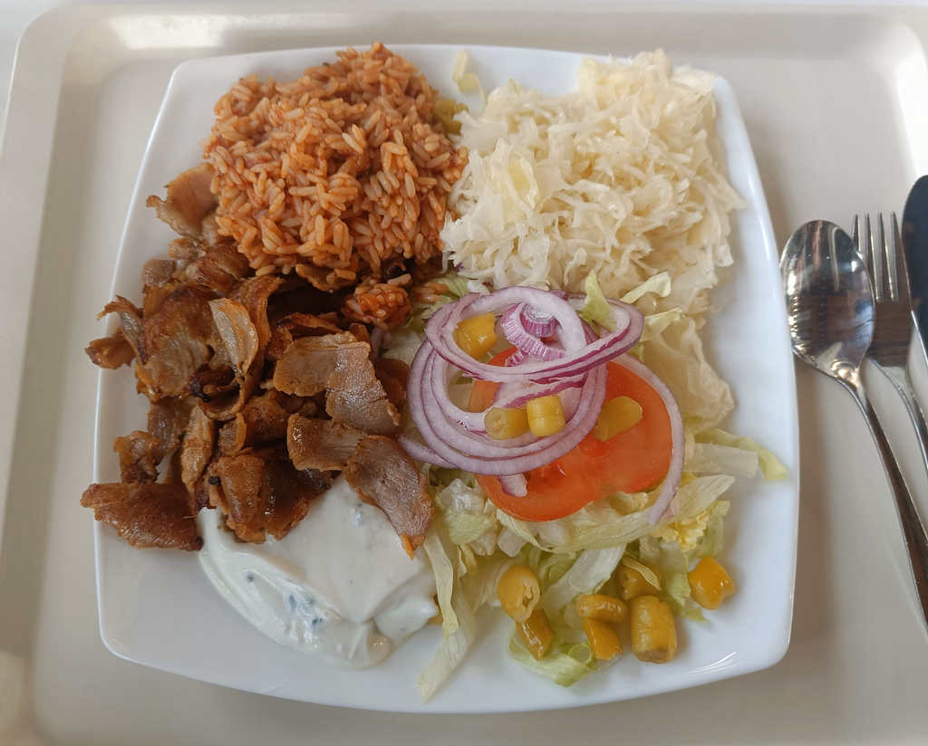 Kebabteller vom Drehspieß mit gemischtem Salat, Tomatenreis und Soße