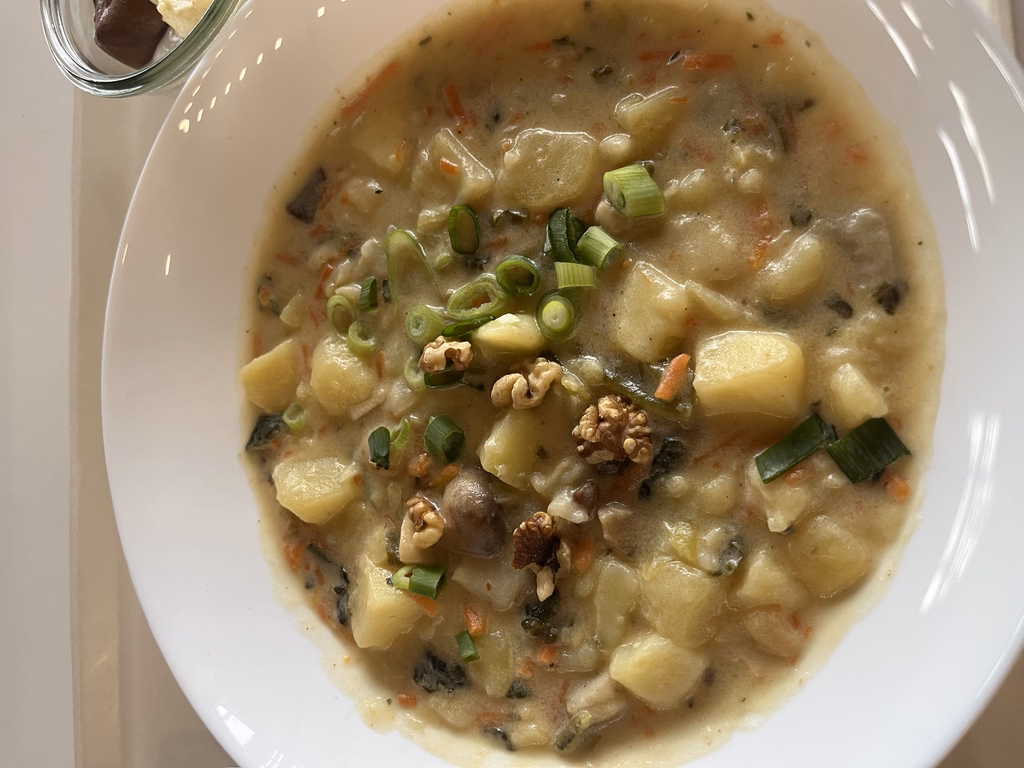 mensaVital: Kartoffelpfanne mit Wirsing, Pilzen, Walnüssen und Gorgonzolasoße