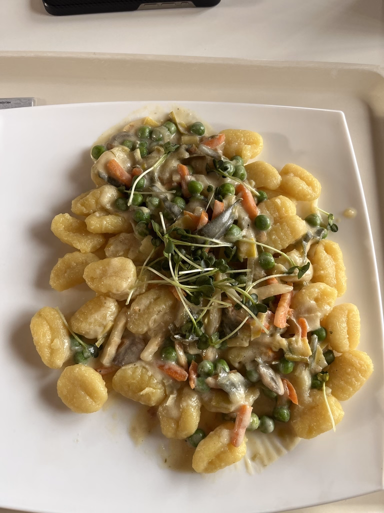 Kartoffelgnocchi - Gemüsepfanne mit Sahnesoße