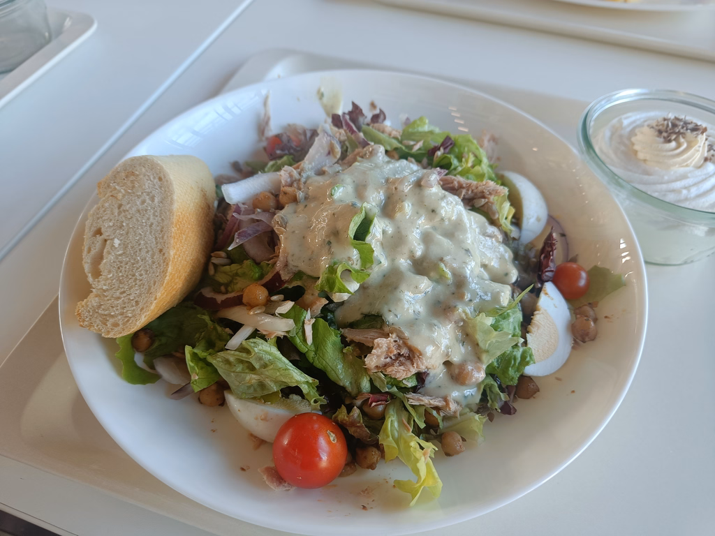 Winterlicher Salatteller mit Thunfisch, Kichererbsen und Ei