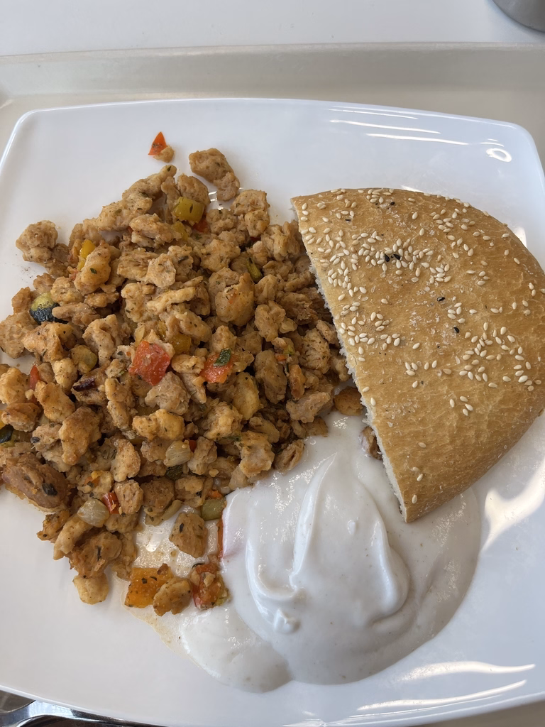 Sojagyros mit Fladenbrot und veganem Kräuterdip