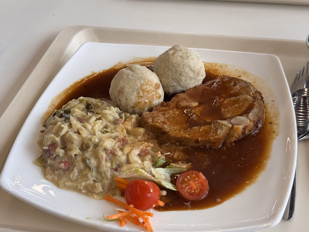 Ofenfrischer Schweinekammbraten in Biersoße an Rahmwirsing mit Speck dazu Semmelknödel