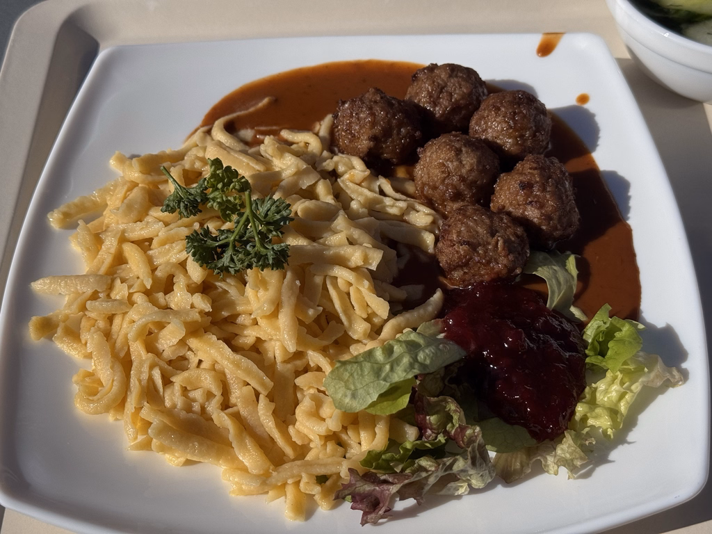 "Köttbullar" feine Hackfleischbällchen mit Preiselbeeren in Rahmsoße Spätzle