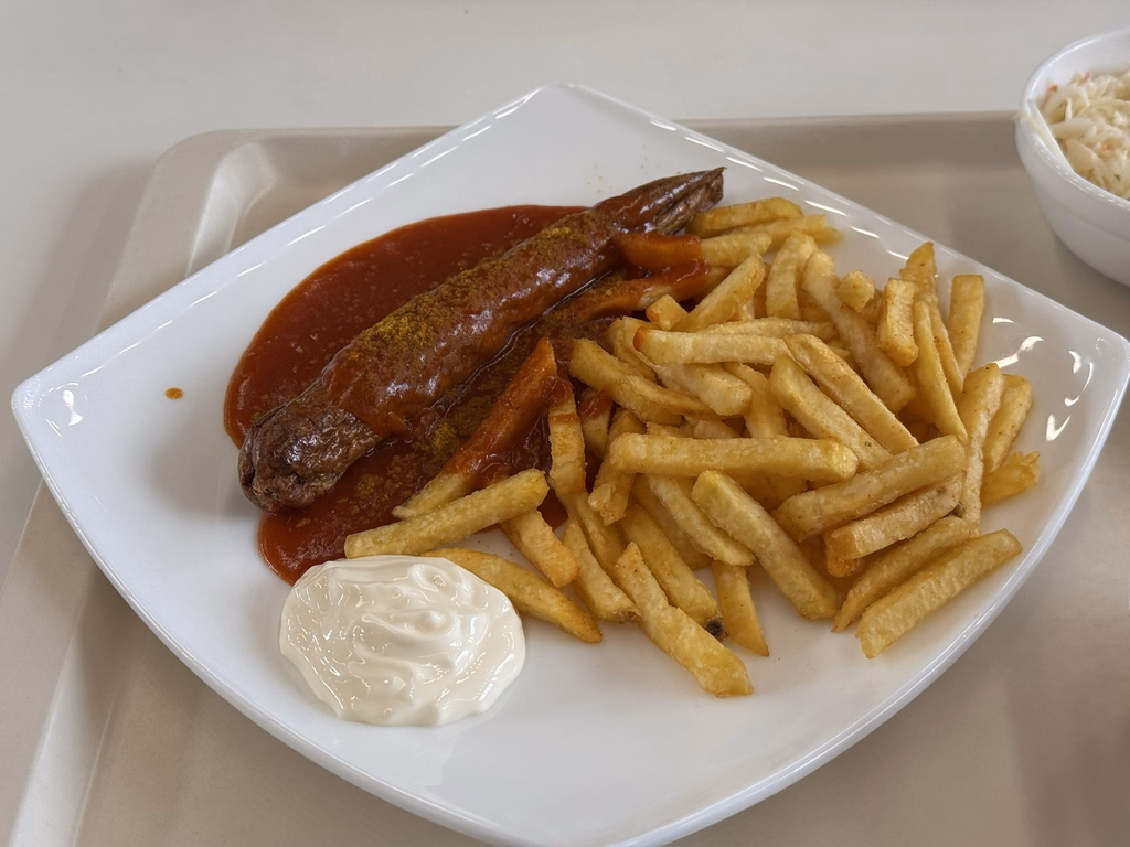 Vegane Currywurst vom Grill mit Steakhouse Pommes - Image 1