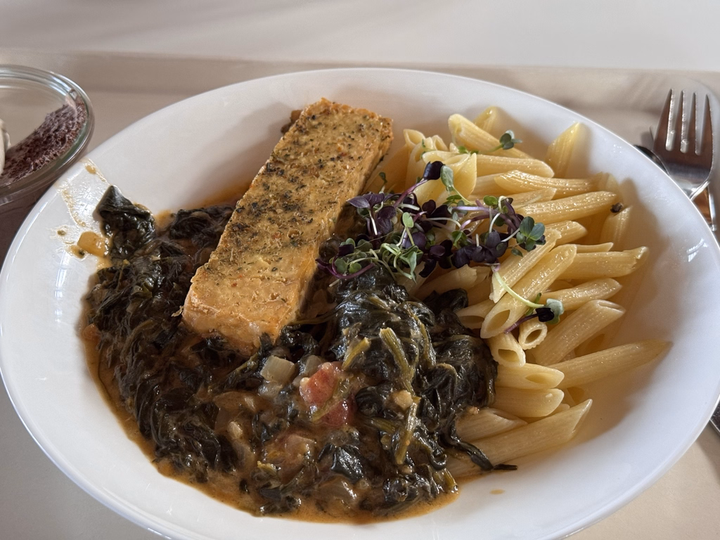 mensaVital: Tofusteak mit Spinat - Tomaten - Gemüse und Safranreis