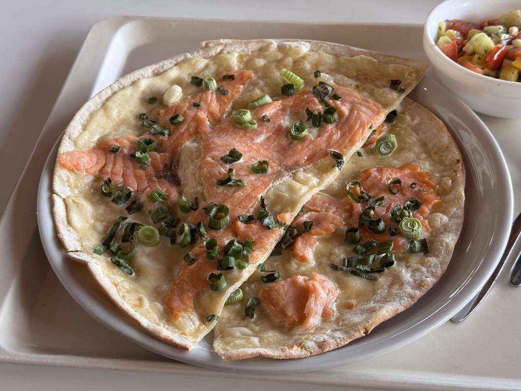 Flammkuchen mit Räucherlachs und Lauch